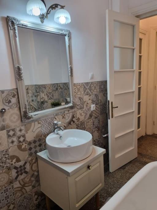 Cozy Apartment Near City Center ブカレスト エクステリア 写真