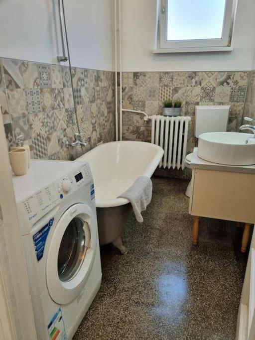 Cozy Apartment Near City Center ブカレスト エクステリア 写真